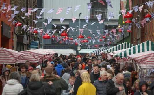 TOURISTS FLOCK TO THE BARRAS