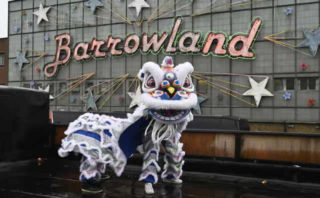 RETURNS TO THE BARRAS
